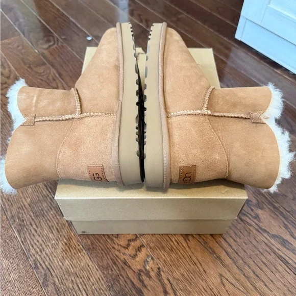 Ugg Bailey Zip mini shearling short boot with side zipper. Size US 6. BRAND NEW! - Picture 9 of 12